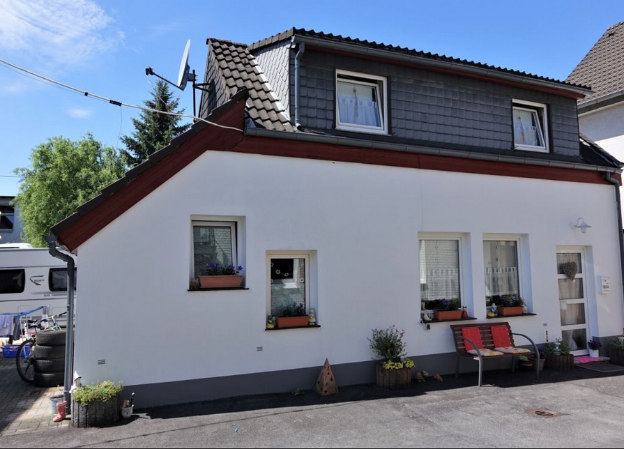 KLEINES FREISTEHENDES EINFAMILIENHAUS MIT GRUNDSTÜCK IN